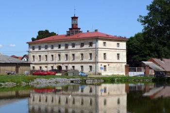 Pohled na zámek v Čížkově od jihozápadu (© Jiří Cukr, 08/2013)