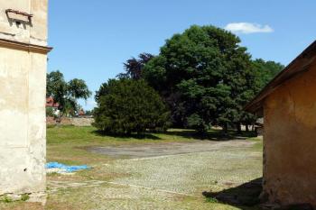 Dvůr a zahrada za zámkem (© Jiří Cukr, 08/2013)