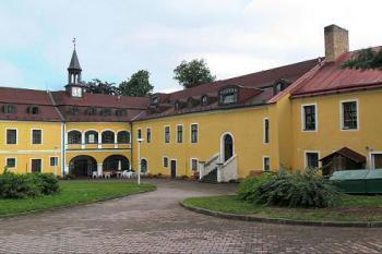 pohled do nádvoří ( © Pavel Zany Komárek 20/8/2005)