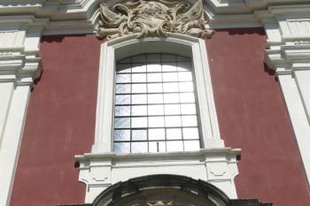 vstupní průčelí (© Milan Caha 04/2010)