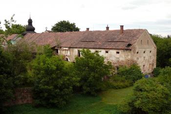 Hospodářský dvůr v předhradí (v pozadí věž kostela) (© Jiří Cukr, 08/2014)