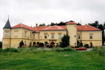 Celkový pohled na zámek v Tučapech. (© Jiří Cukr 08/2005)