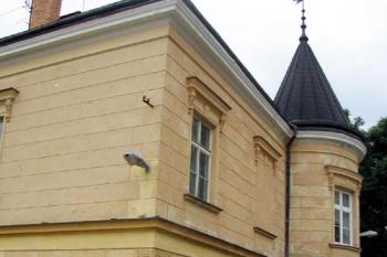 Část budovy s věžičkou v nároží. (© Jiří Cukr 08/2005)