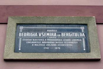 Pamětní deska hraběte Berchtolda na budově na náměstí. (© Jiří Cukr 08/2005)