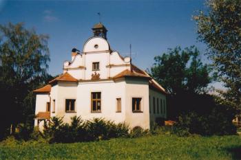 Východní průčelí zámku (© Lukáš Pechánek, 07/2001)