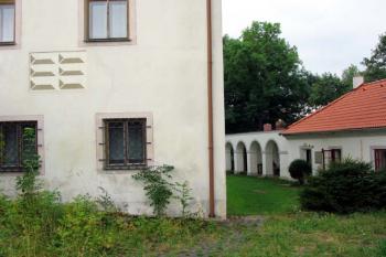 Zachovalé sgrafito na fasádě zámku, v pozadí arkády. (© Jiří Cukr 08/2005)