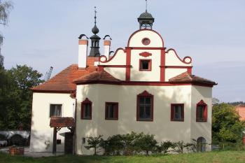 čelo zámku (© Petr Vojáček, 10/2009)