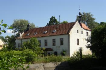 Pohled na zámek od rybníka (© Jan Šebek, 07/2008)