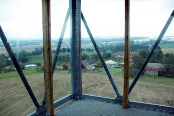 Pohled na východ z netradičně kryté místnosti. (© Jiří Cukr 08/2005)