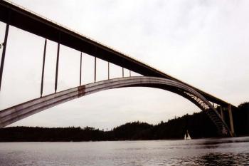 Žďákovský most nad hladinou Orlické přehrady. (© Jiří Cukr 07/2005)