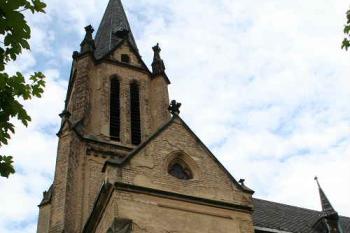 Věž a navazující část kostela od západu (© Ivan Grisa, 05/2008)