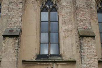 Zazděný (?)/slepý (?) portál v západní stěně hlavní lodi (© Ivan Grisa, 05/2008)