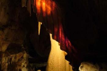 Javoříčské jeskyně - krápníková opona sloní ucho (© Pavel Jarý,  21.07.2007)