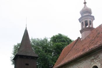 Severní stěna kostela, v pozadí zvonice ( © Ivan Grisa 06/2011)