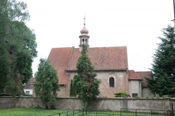 Kostelní areál od severu ( © Ivan Grisa 06/2011)