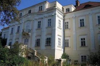 Hlavní průčelí od západu (© Pavel Vítek 08/2005)