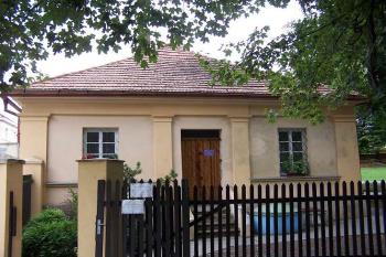 Zahradní domek v němž je umístěna expozice Ulriky von Lewetzov (© Vladimír Studecký 08/2006)
