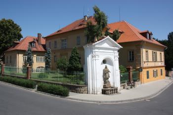Zámek a výklenková kaple sv. Jana Nepomuckého od jihozápadu ( © Ivan Grisa 08/2009)