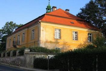 Pohled na zámek od silnice (© Pavel Vítek 08/2005)