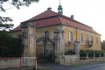 Zámek se vstupní bránou (© Pavel Vítek 08/2005)