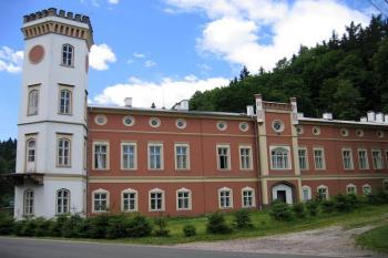 Hlavní budova s věží (© Pavel Vítek 08/2005)