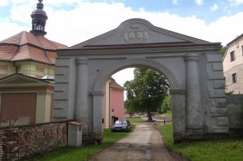 vstupní brána (© Jaromír Schoffer, 05/2013)