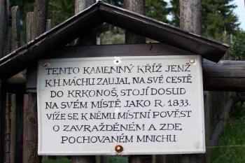 Informační tabulka na plotě zahrádky,v níž je umístěn kříž (© Vladimír Studecký 08/2005)