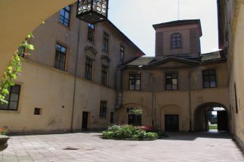 nádvoří od severu ( © Pavel Zany Komárek 28. 8. 2005)