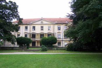 Pohled na zámek ze zámeckého parku (© Vladimír Studecký 08/2005)