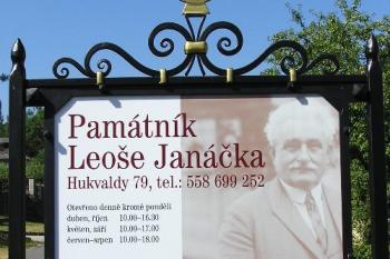 Informační cedule před památníkem (© Jan P. Štěpánek 08/2006)