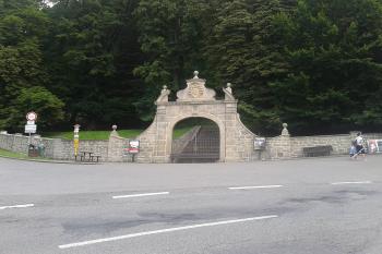 Vstupní brána do obory ( © Ivo Rozehnal 06/2019)
