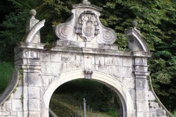 vstupní brána s arcibiskupským erbem ( © Jan P. Štěpánek 08/2005)