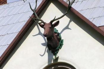 plastika jelení hlavy a arcibiskupský erb na budově bývalé hájenky ( © Jan P. Štěpánek 08/2005)
