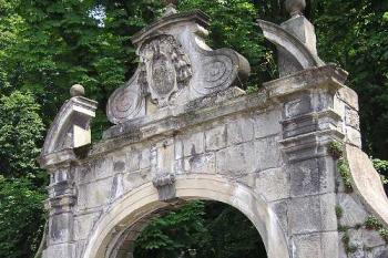 Honosná vstupní brána do obory s arcibiskupským erbem (© Jan P. Štěpánek 06/2006)