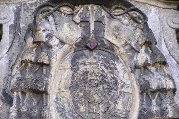 Detail arcibiskupského erbu nad portálem vstupní brány (© Jan P. Štěpánek 08/2006)
