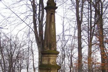 sloup na konci severní ostrožny hradního předpolí ( © Jan P. Štěpánek 12/2007)