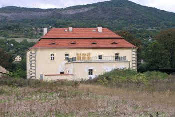 Zahradní průčelí ( © Luděk Pitter 09/2004)