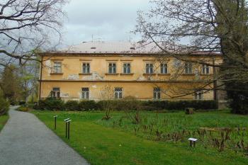Záp. křídlo přestavěné koncem 18. stol. (© Dušan Dohňanský  05/2021)