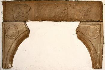 Fragmenty portálu a deska ( © Luděk Pitter 08/2005)