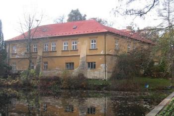 Pohled na zámek s jezírkem ( © Pavel Vítek 11/2006)