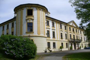 Zámek Zahrádky - stav 05/2011 (© Pavel Jarý, 05/2011)
