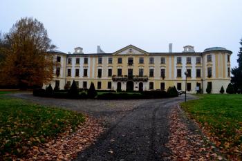 průčelí vyhořelého zámku (© Daniel Šmidrkal, 11/2014)