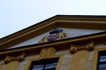 rizalit s erbem Kouniců (© Daniel Šmidrkal, 11/2014)