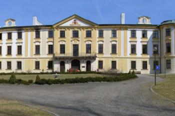 vstupní průčelí - stav po požáru (© Václav Čermák 04/2005)