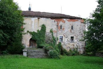 Vstupní (severozápadní) průčelí tvrze ( © Filip Matoušek 08/2005)