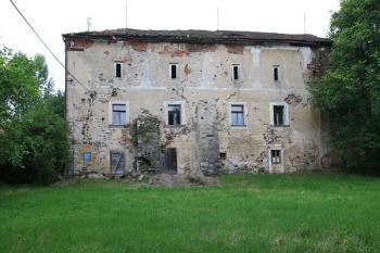 Budova tvrze od jihozápadu ( © Filip Matoušek 08/2005)