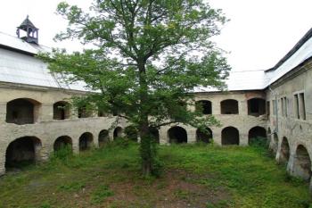 Nádvoří s arkádami ( © Jiří Čížek 08/2005)