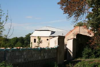 Trosky dvora a zámek od východu (© Ivan Grisa, 08/2008)