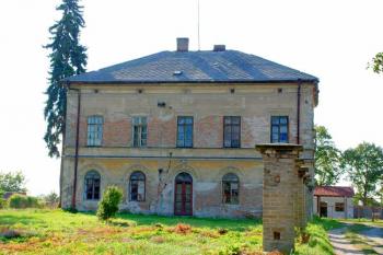Zbytek fary ( © Aleš Marek 09/2006)