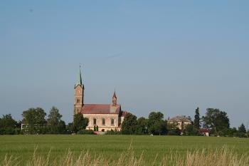Kostel ze silnice Veleliby - Nymburk ( © Ivan Grisa 06/2009)